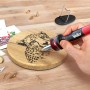 Weller Brandmalerei-Set Projekt 28-teilig in Nutzung: Holzbearbeitung mit Lötkolben für feine Linien.