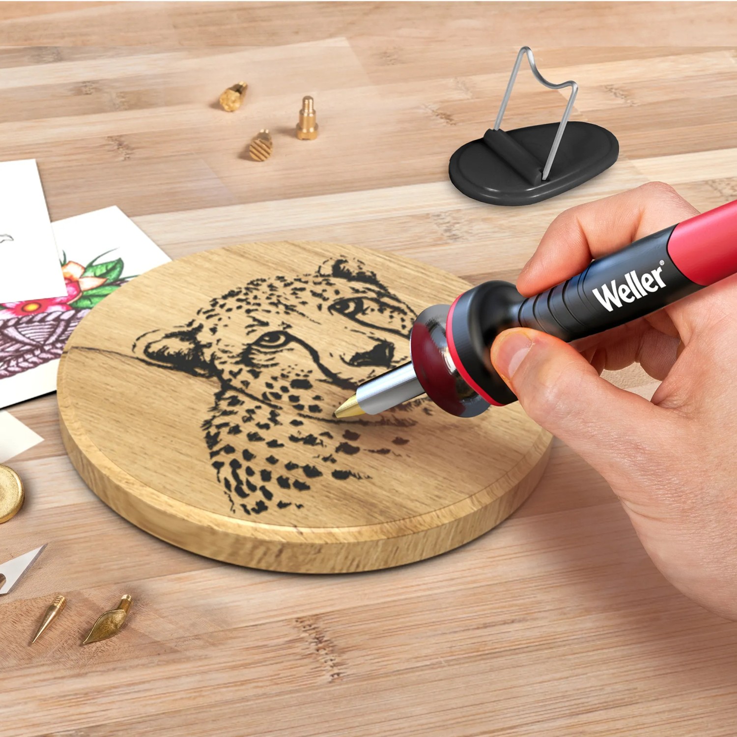 Weller Brandmalerei-Set Projekt 28-teilig in Nutzung: Holzbearbeitung mit Lötkolben für feine Linien.