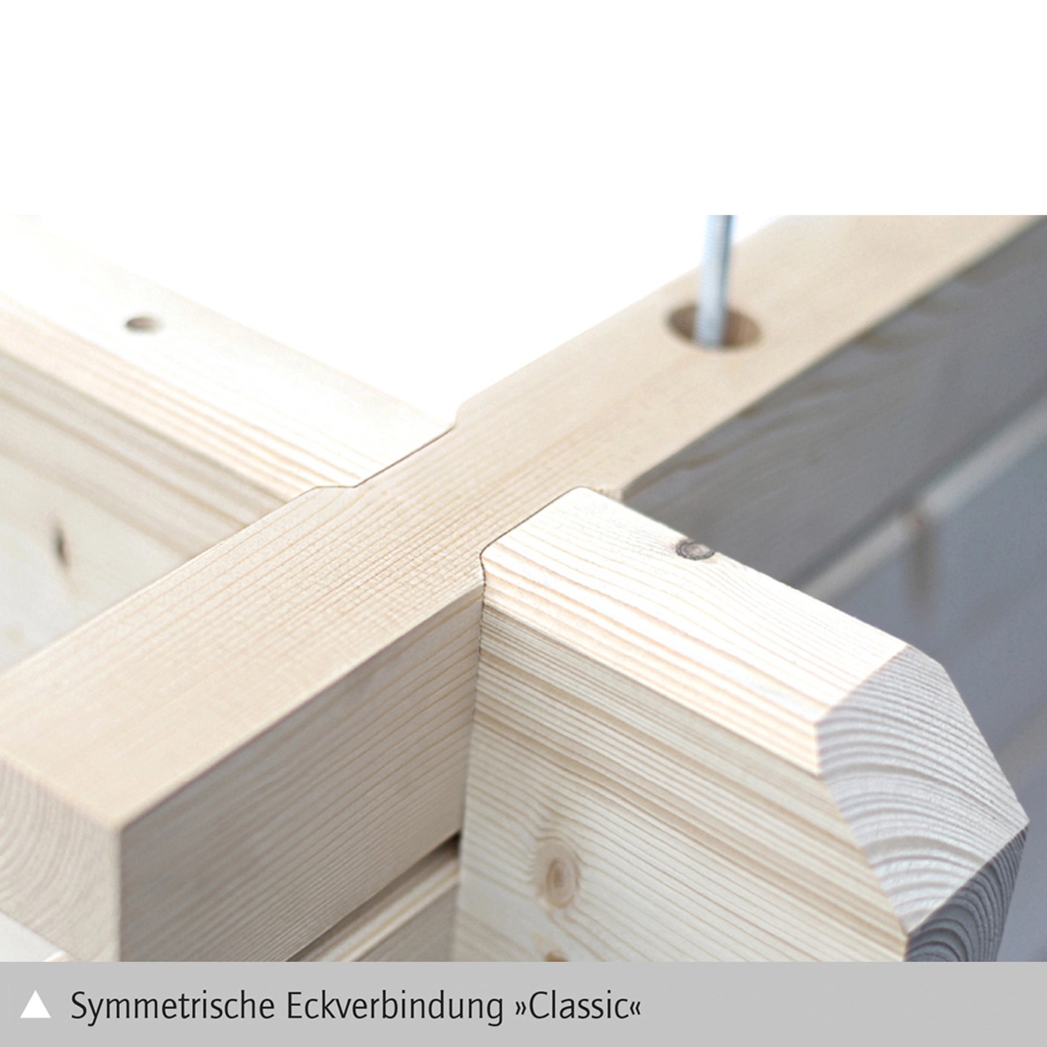 Detailaufnahme der Eckverbindung des Skan Holz Gartenhauses Porto aus unbehandeltem Holz.