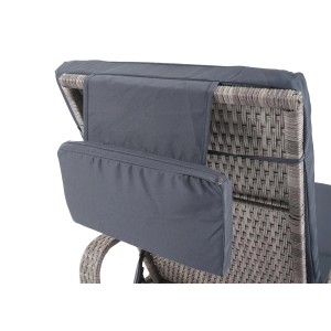 Detailansicht: Graue Poly-Rattan Sonnenliege Cesena mit dunklen Kissen und verstellbarer Rückenlehne.