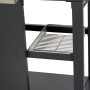Detailansicht: Schwarze Outdoor-Küche mit Edelstahl-Gasgrill und Ablagekorb.
