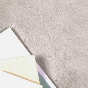 Nahaufnahme des beigen, runden vidaXL Olite Kunstfell Teppichs aus Polyester. Extra weiche, flauschige Textur.