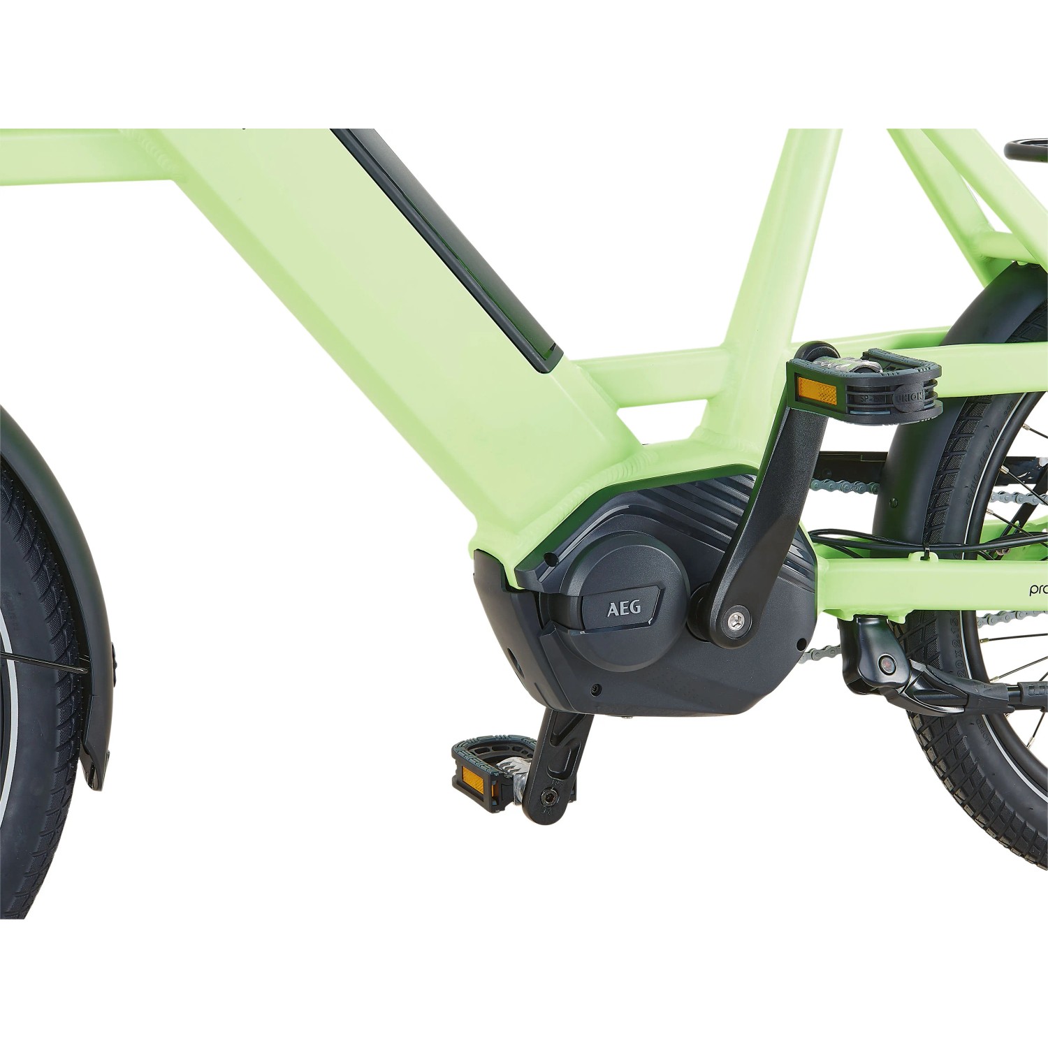 Detailaufnahme: Prophete Urbanicer 3.0 E-Bike, hellgrüner Rahmen, AEG Mittelmotor, Pedal und Hinterrad.