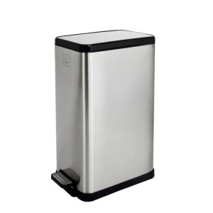 Rechteckiger Svita STM18 Treteimer aus silbernem Edelstahl, 18l, mit schwarzem Softclose-Deckel und Fußpedal.