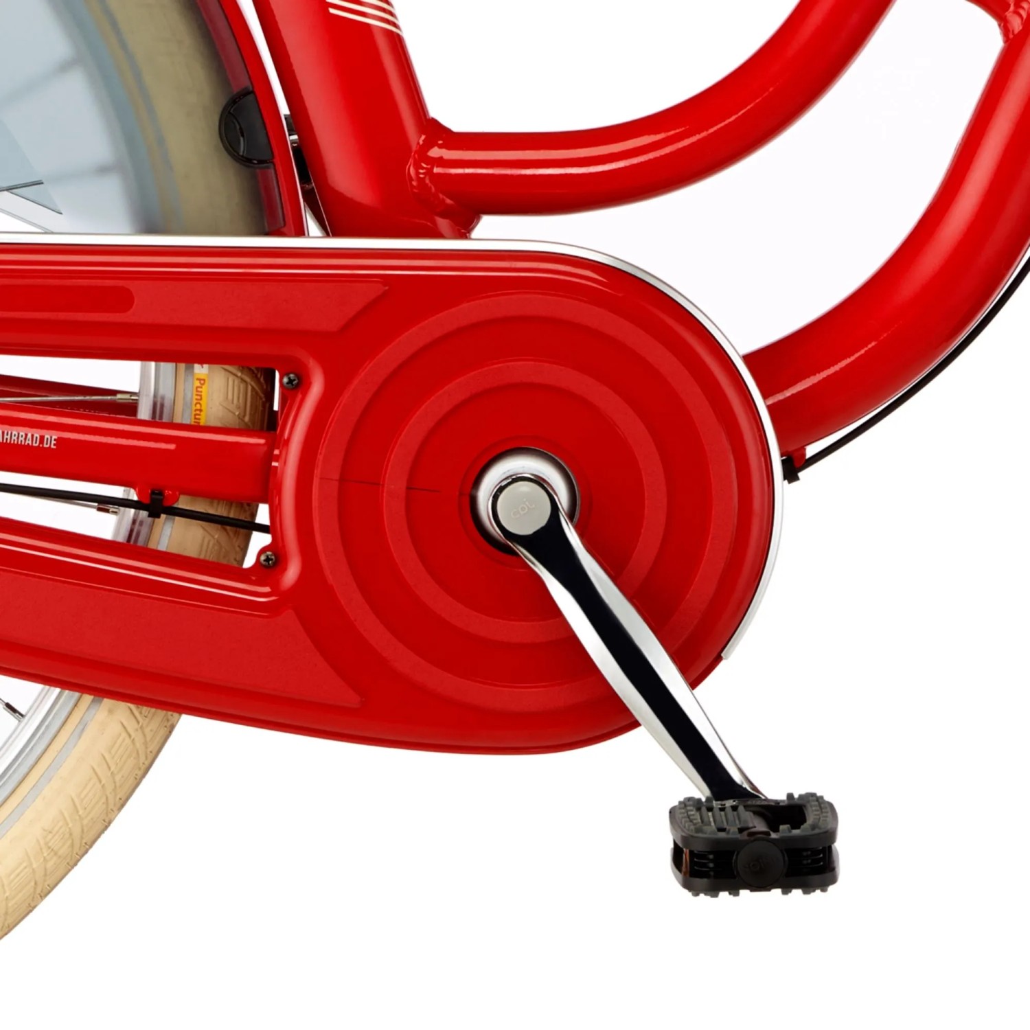 Detailaufnahme: Rotes Fischer Hollandrad E-Bike Cita Retro 2.0 mit Kettenschutz und Pedal.