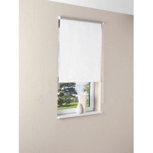 Weißes OBI Sonnenschutz-Rollo Pamplona, 45x175 cm, am Fenster montiert.