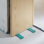 Wolfcraft Türfutter-Montageset Pro beim Einbau einer Holztür mit Richtzwingen.