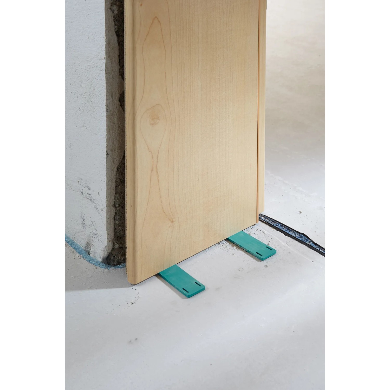 Wolfcraft Türfutter-Montageset Pro beim Einbau einer Holztür mit Richtzwingen.