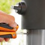 OBI Multitool 12-in-1 im Einsatz: Schraube wird mit Schraubendreher angezogen.