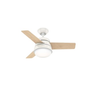 Weißer HUNTER FANS Deckenventilator Finley mit Holzflügeln, Beleuchtung und Fernbedienung.