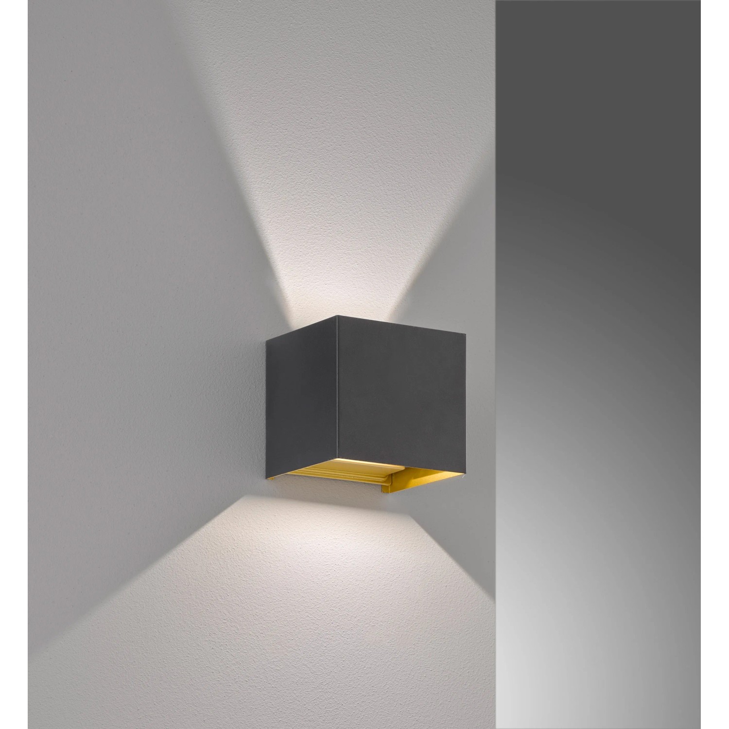 Moderne, graue LED-Außenwandleuchte Thore von Fischer & Honsel mit verstellbarem Lichtkegel.