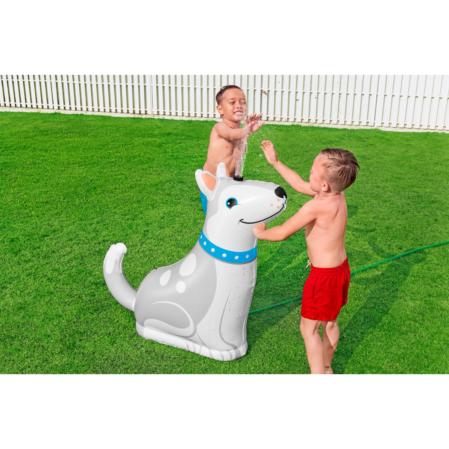 Bestway Wassersprinkler Happy Husky mit spielenden Kindern im Garten.