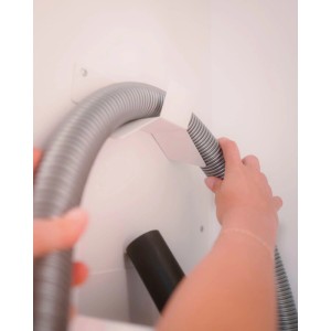 Vauth-Sagel Wandhalter Add Tube aus weißem Stahlblech, hält Staubsaugerschlauch knickfrei im Schrank. Einfache Montage.
