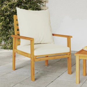 Zwei Gartensessel aus Akazienholz mit cremeweißen Kissen. Bequeme Gartenstühle für Terrasse und Balkon.