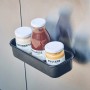 Enders Grill Mags Gewürzhalter mit Mayonnaise, BBQ Sauce und Senf am Grill befestigt.