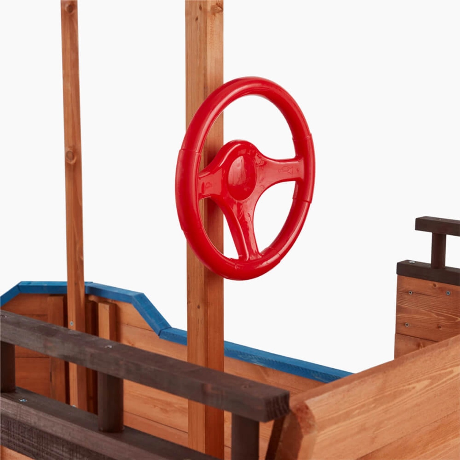 Detailansicht: Home Deluxe Sandkasten Matschekiste in Schiffsform mit rotem Steuerrad.