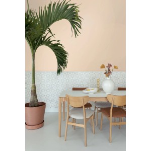 Wohnraum mit puderrosa Wandfarbe von ESTAhome, kombiniert mit Esstisch und Zimmerpflanze.