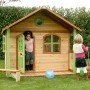 Axi Milan Spielhaus aus Holz in Braun und Grün mit zwei spielenden Kindern im Garten.