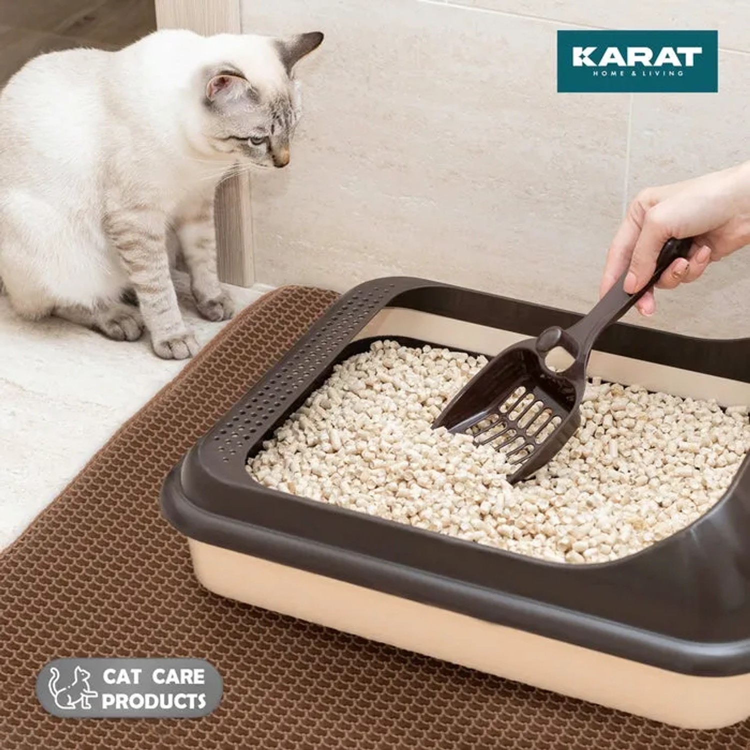 Braune KARAT Katzenstreumatte Charly mit Wabendesign unter Katzenklo mit Schaufel.
