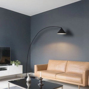 Schwarze QAZQA Retro Stehlampe Triangolo mit weißer Innenseite im Wohnzimmer.