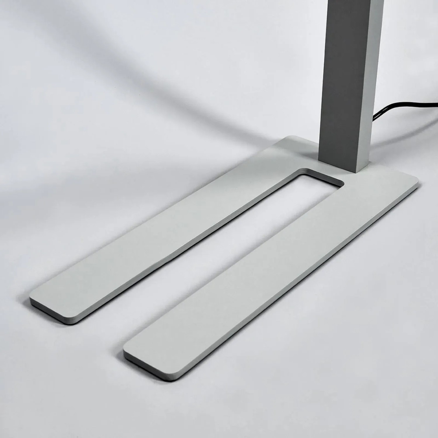Detailaufnahme der modernen, dimmbaren Arcchio LED Bürostehleuchte Jolinda aus Aluminium.