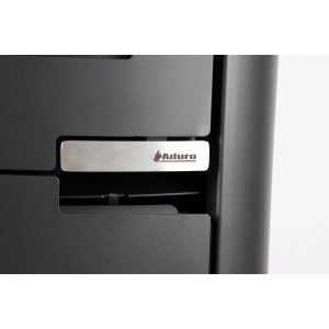 Detailaufnahme: Aduro 15 Kaminofen in Schwarz mit Automatik und Stahlverkleidung.