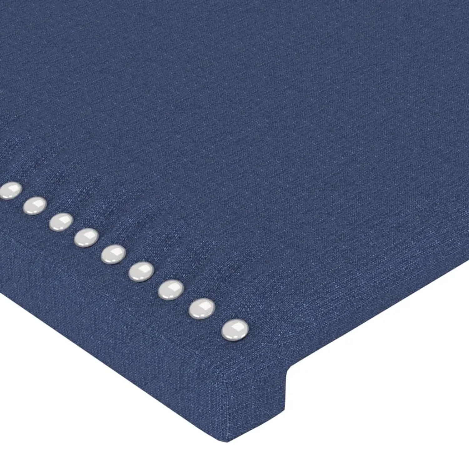 Detailansicht: Blaues Stoff-Bettgestell mit Kopfteil und Ziernägeln.