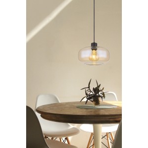 Globo Pendelleuchte, 1-flammig, schwarz matt, mit amberfarbenem Glasschirm über Esstisch.