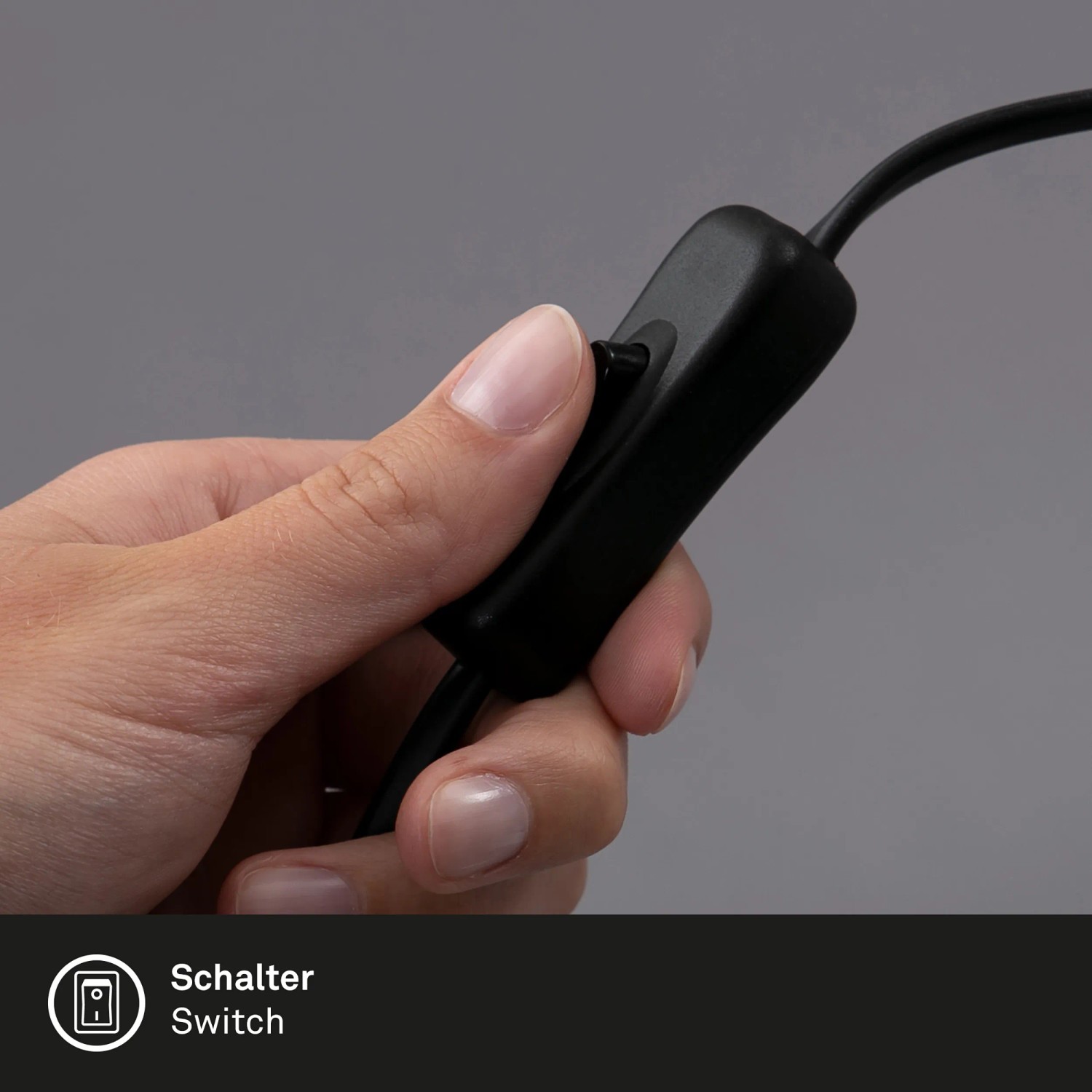 Detailaufnahme des Kabelschalters der schwarzen Briloner Klemmleuchte.