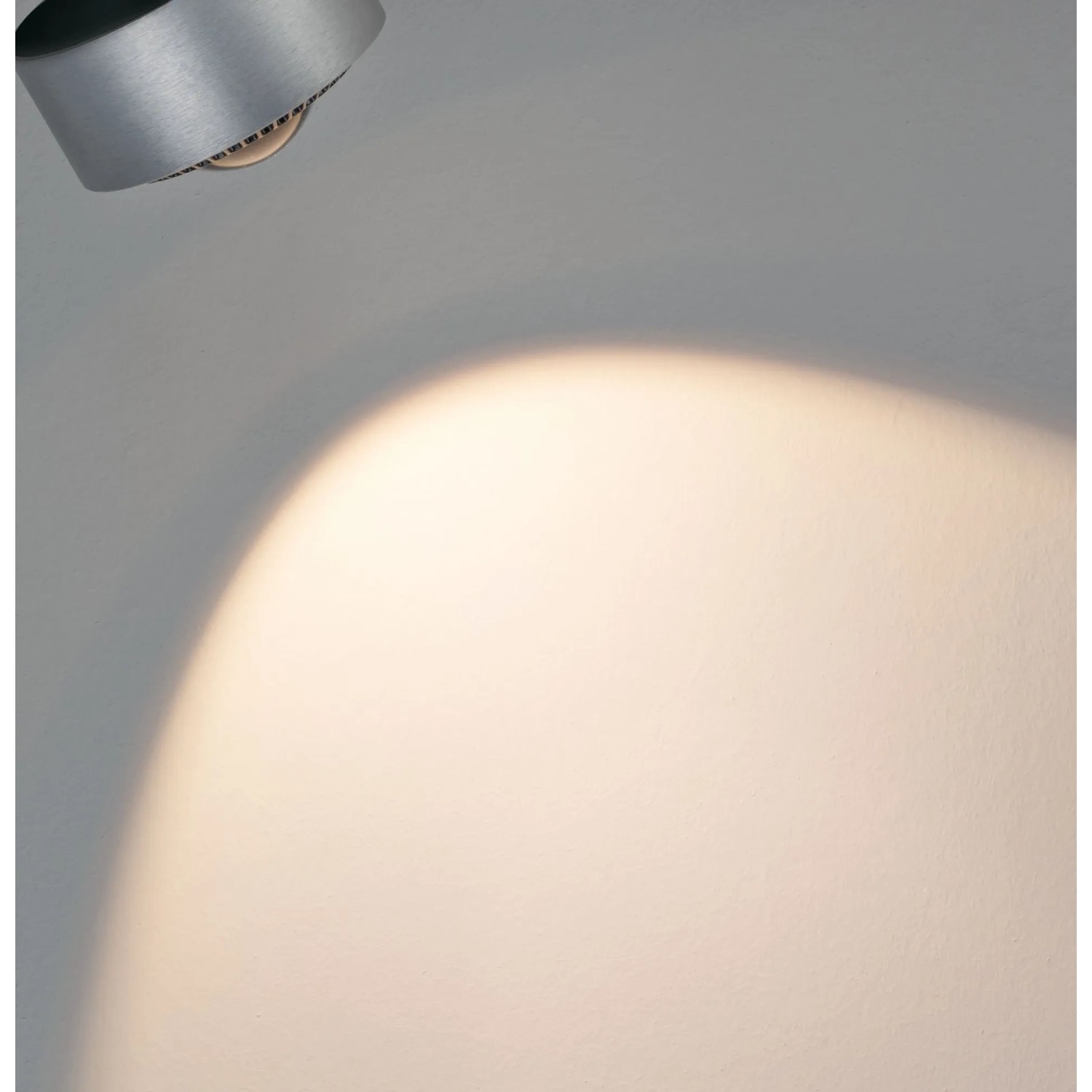 Paulmann URail LED Spot Aldan, schwarz/chrom matt, an der Decke mit Lichtkegel.