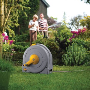 Hozelock Schlauchtrommel Fast Reel mit 40m Schlauch im Garten, zur Bewässerung.
