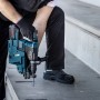 Mann bohrt mit Bosch Expert Hammerbohrer SDS Plus-7X ein Loch in Beton.