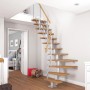 Dolle Mittelholmtreppe Frankfurt, Eiche perlgrau, 1/4 gewendelt, mit einseitigem Geländer.