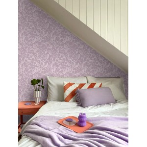 ESTAhome Vliestapete mit violettem Blätter- und Blumenmuster im Schlafzimmer. Dekorative Tapete für stilvolle Wandgestaltung.