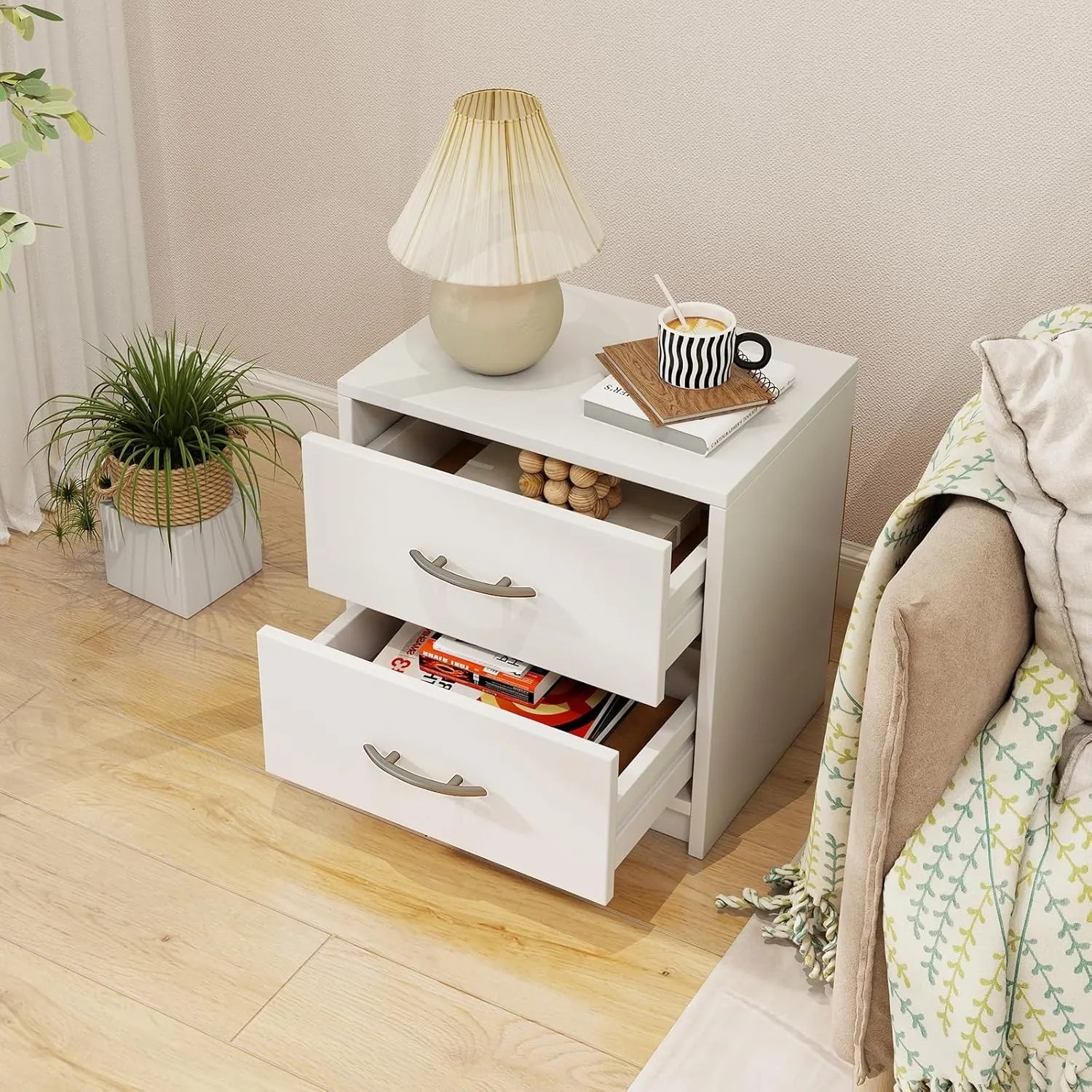 Costway Nachttisch weiß mit 2 offenen Schubladen, Lampe und Tasse. Praktischer Stauraum für Schlafzimmer.