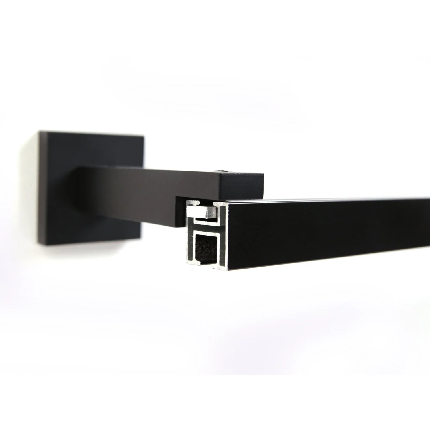 Detailaufnahme: Schwarze Deco-Raum Gardinenschiene Cube, 1-läufig, zur Wandmontage.