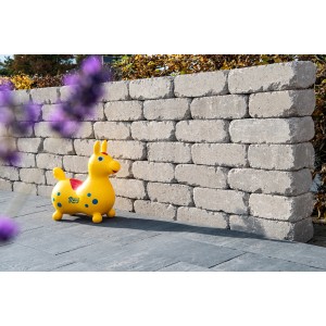 Diephaus Mauerstein Collo Grau, 42x21x14 cm, gestapelt als Gartenmauer.