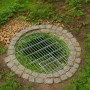 Verzinktes Intergarden Abdeckgitter (Ø 90 cm) für Brunnen, Becken und Wasserspiele.