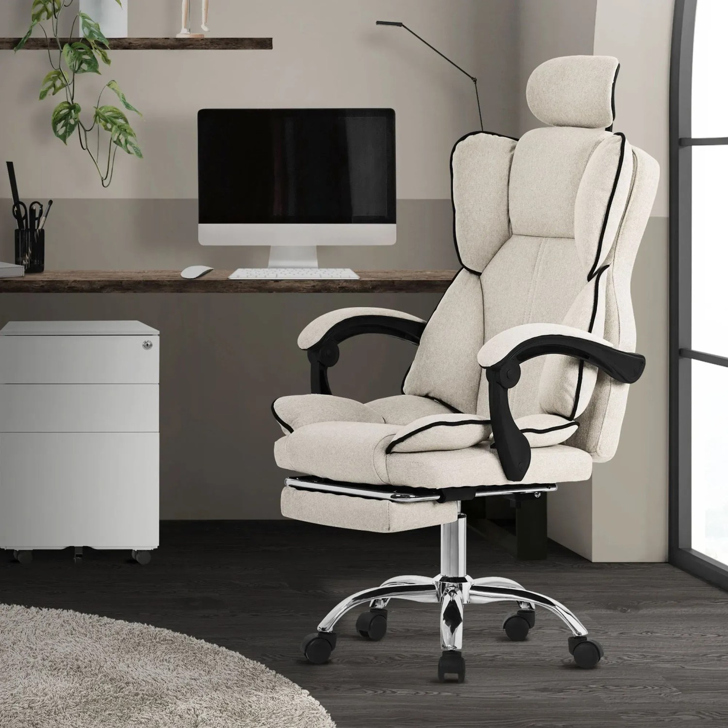 Beiger, ergonomischer ML-Design Bürostuhl mit verstellbarer Rückenlehne und Beinauflage.