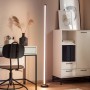 Schwarze LED-Stehleuchte Digital Motion Light, 150 cm hoch, im modernen Wohnraum.