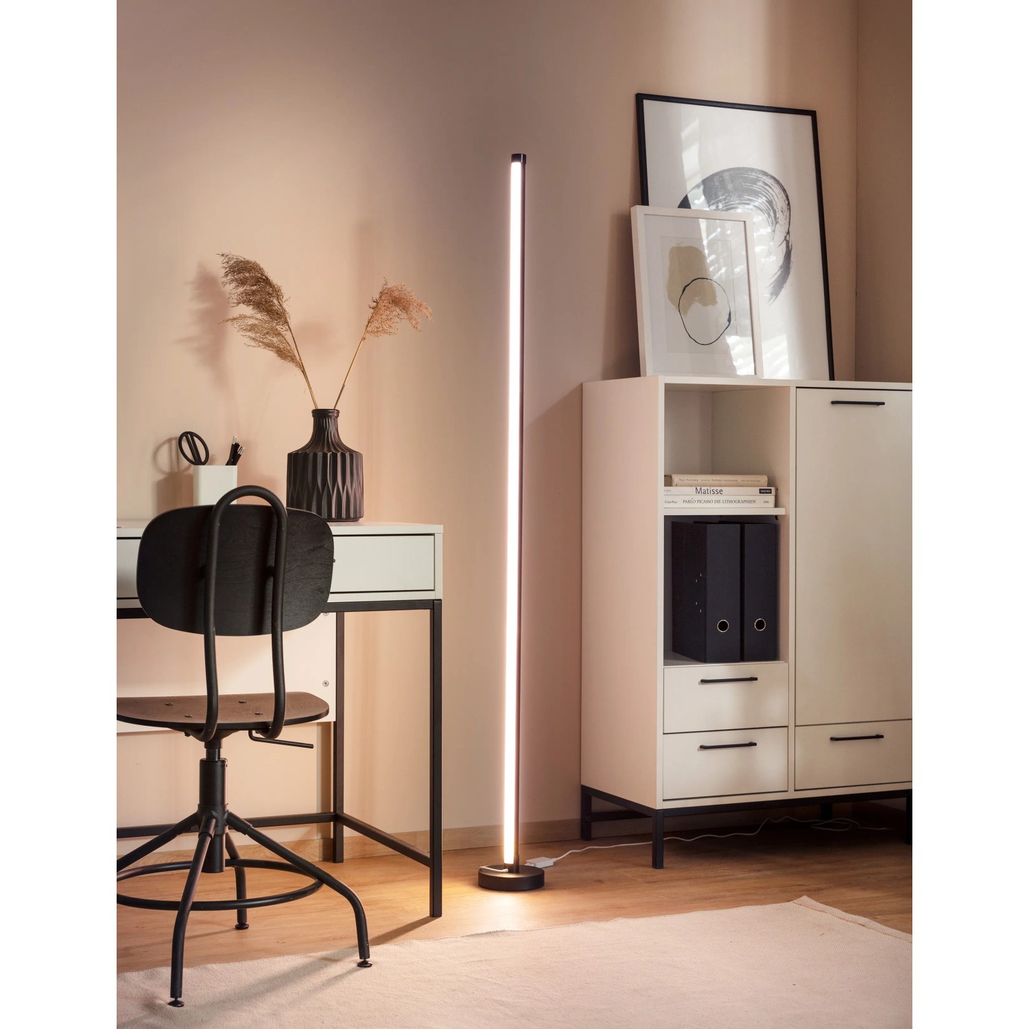 Schwarze LED-Stehleuchte Digital Motion Light, 150 cm hoch, im modernen Wohnraum.