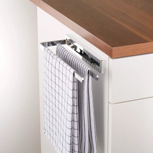 SOTECH Handtuchauszug STYLE, 2-armig, Chrom poliert, mit zwei Handtüchern an weißem Schrank.