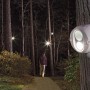 Weißer Mr. Beams LED-Außenstrahler MBN340 mit Bewegungsmelder an Baum montiert.
