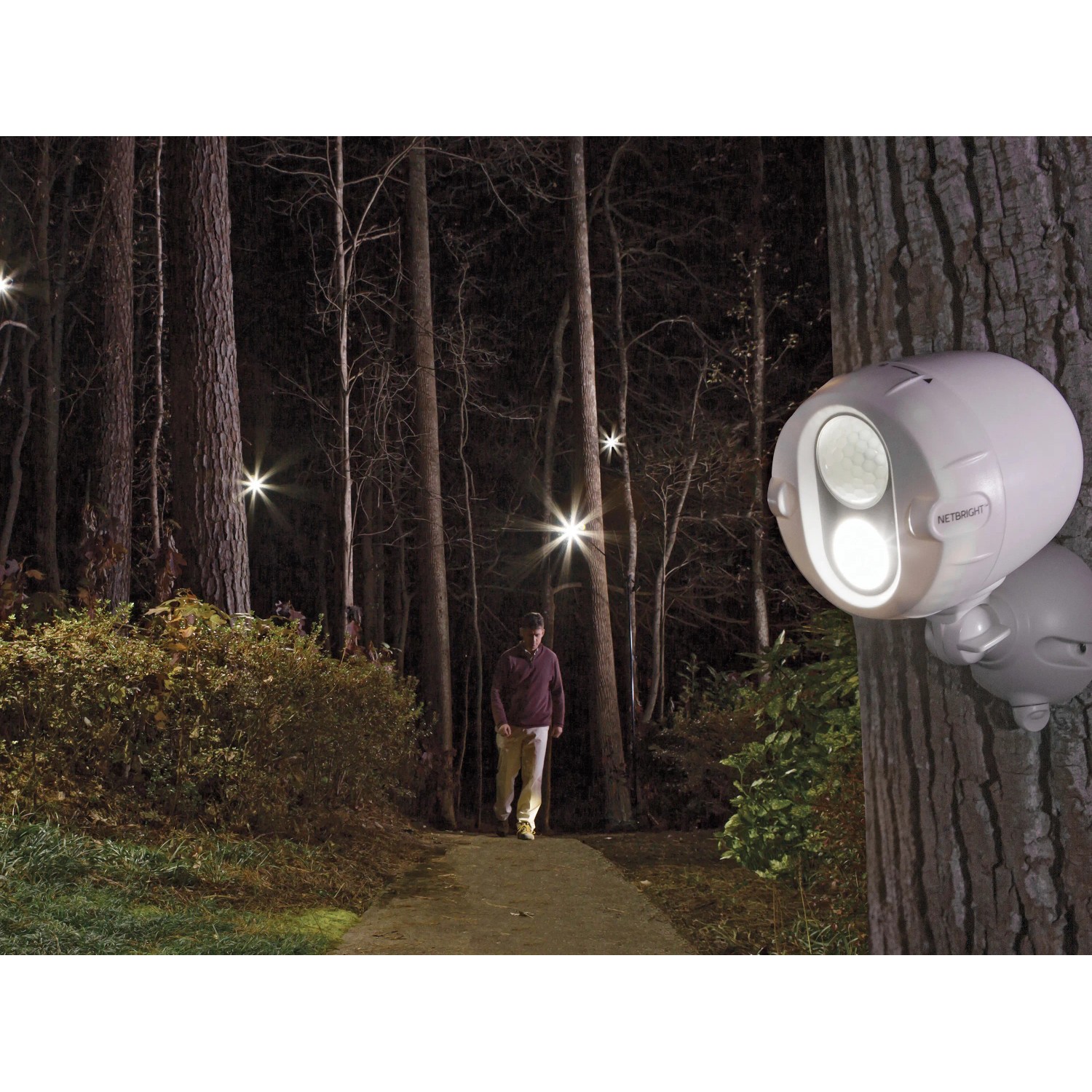 Weißer Mr. Beams LED-Außenstrahler MBN340 mit Bewegungsmelder an Baum montiert.