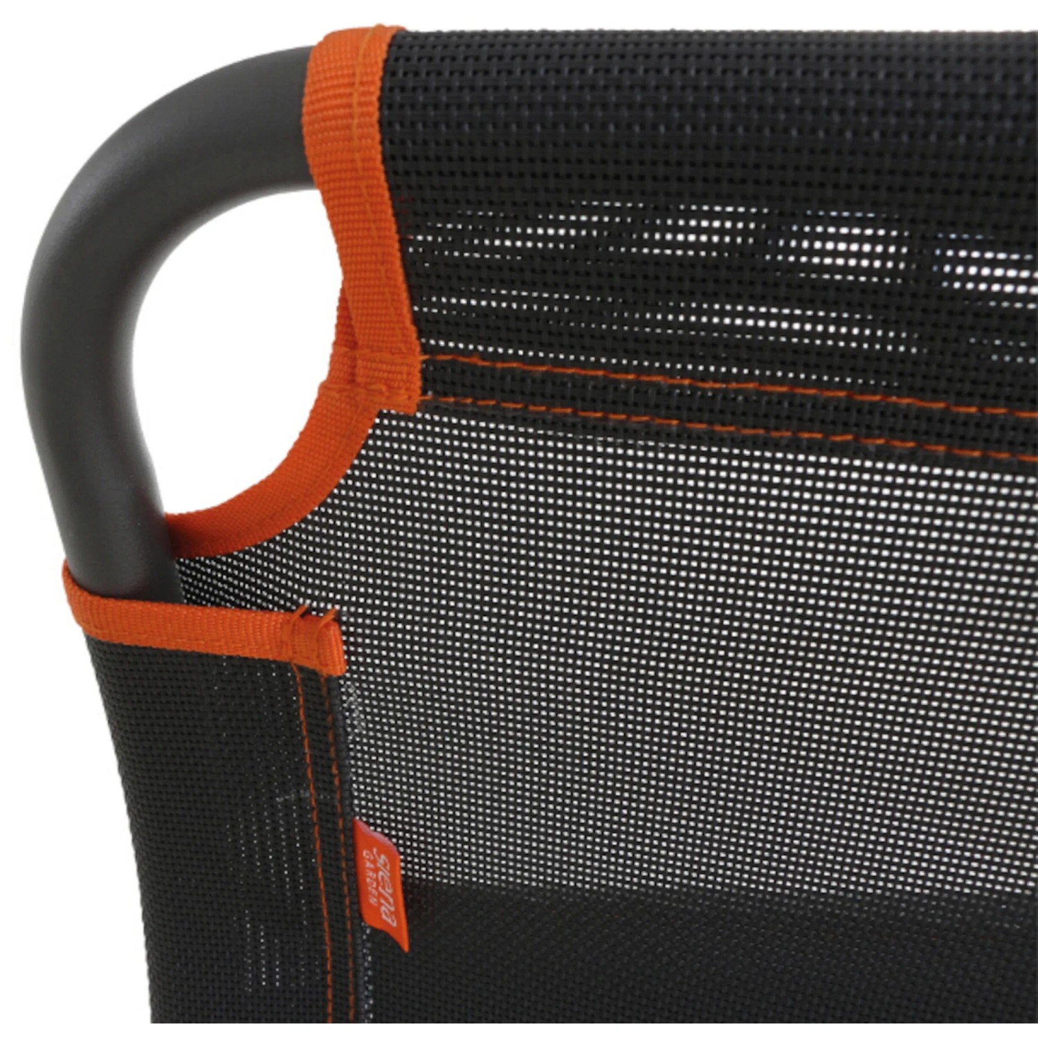 Detailaufnahme: Anthrazitfarbener Siena Garden Campingsessel Comfort mit orangefarbenen Akzenten.