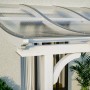 Weiße Skan Holz Terrassenüberdachung Venezia mit klarer Polycarbonat-Eindeckung.