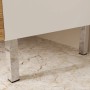 Detailaufnahme: Weißer Germania Waschbeckenunterschrank GW-TORRANCE mit Chromfüßen.