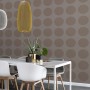 ESTAhome Dekorative Tapete mit Kugeln in Taupe auf Leinenstruktur im Esszimmer.