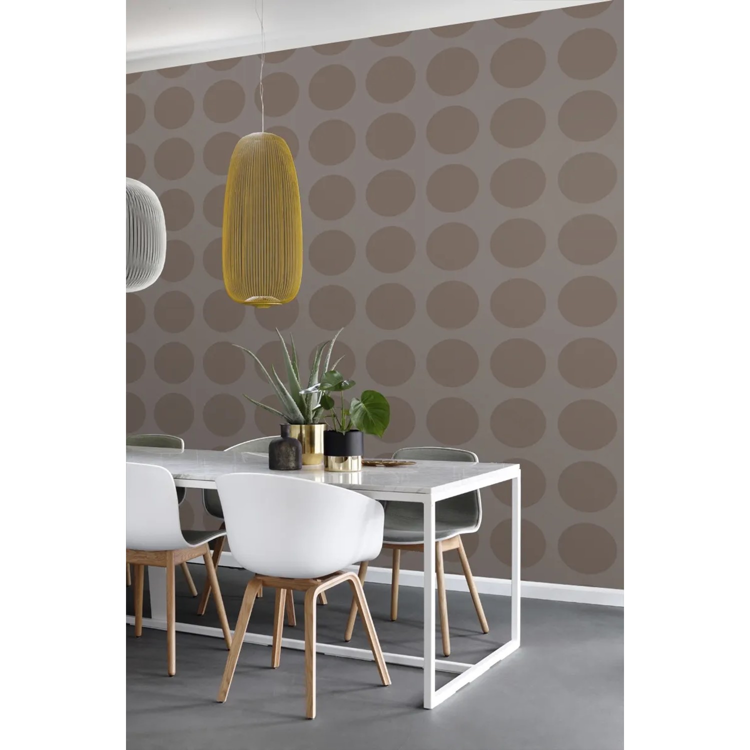 ESTAhome Dekorative Tapete mit Kugeln in Taupe auf Leinenstruktur im Esszimmer.