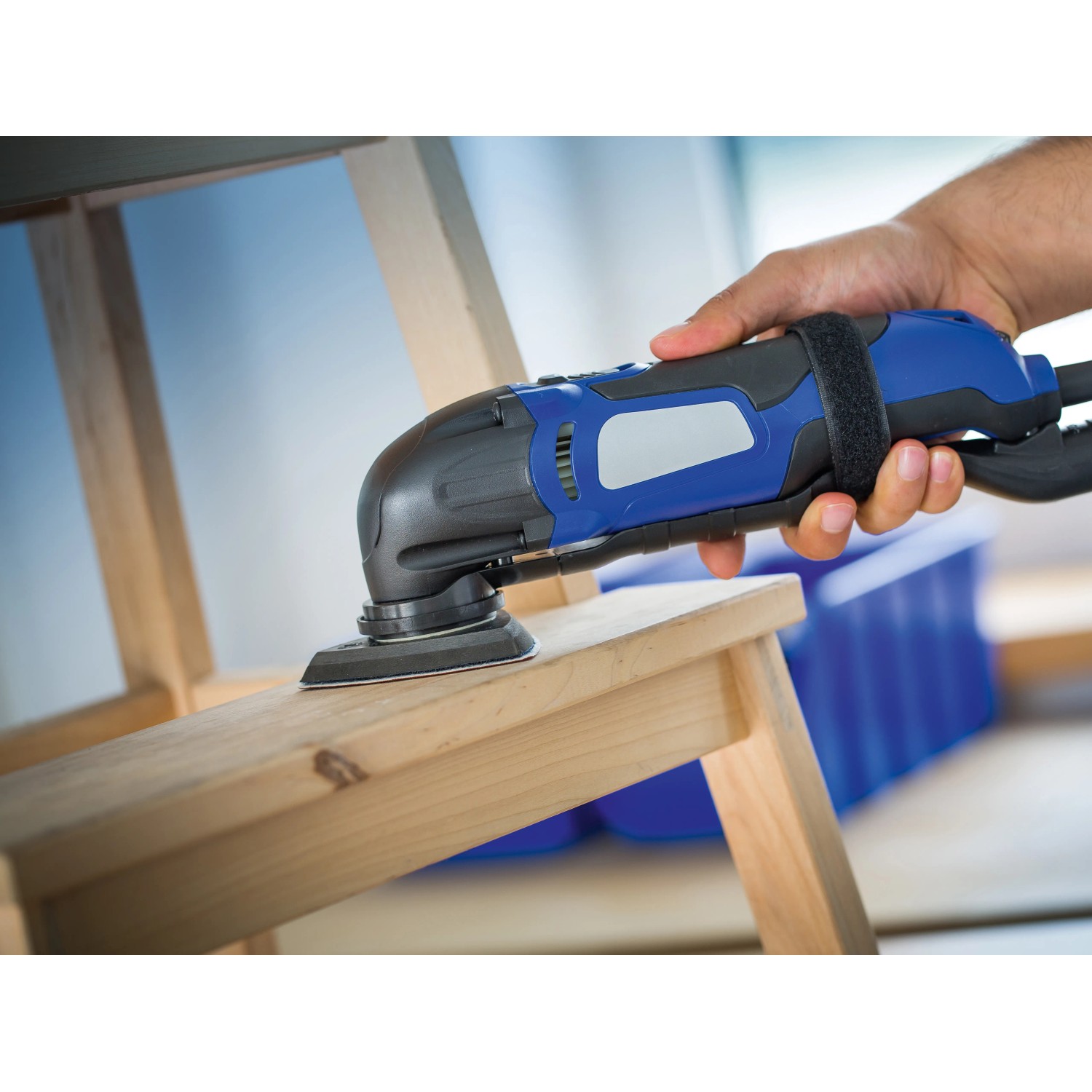 LUX Schleifauflage K180 für Dreiecksschleifer (Ø 96mm) im Einsatz auf Holz.